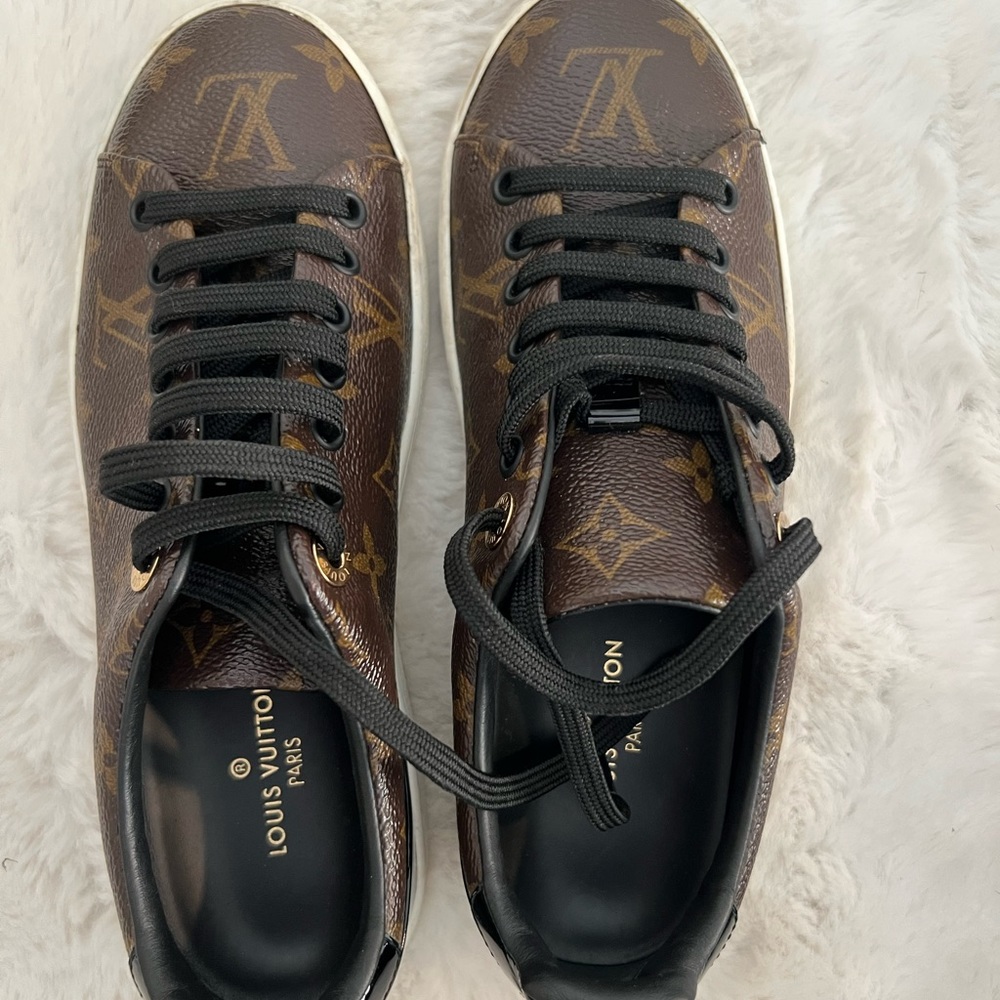 Frontrow Sneakers